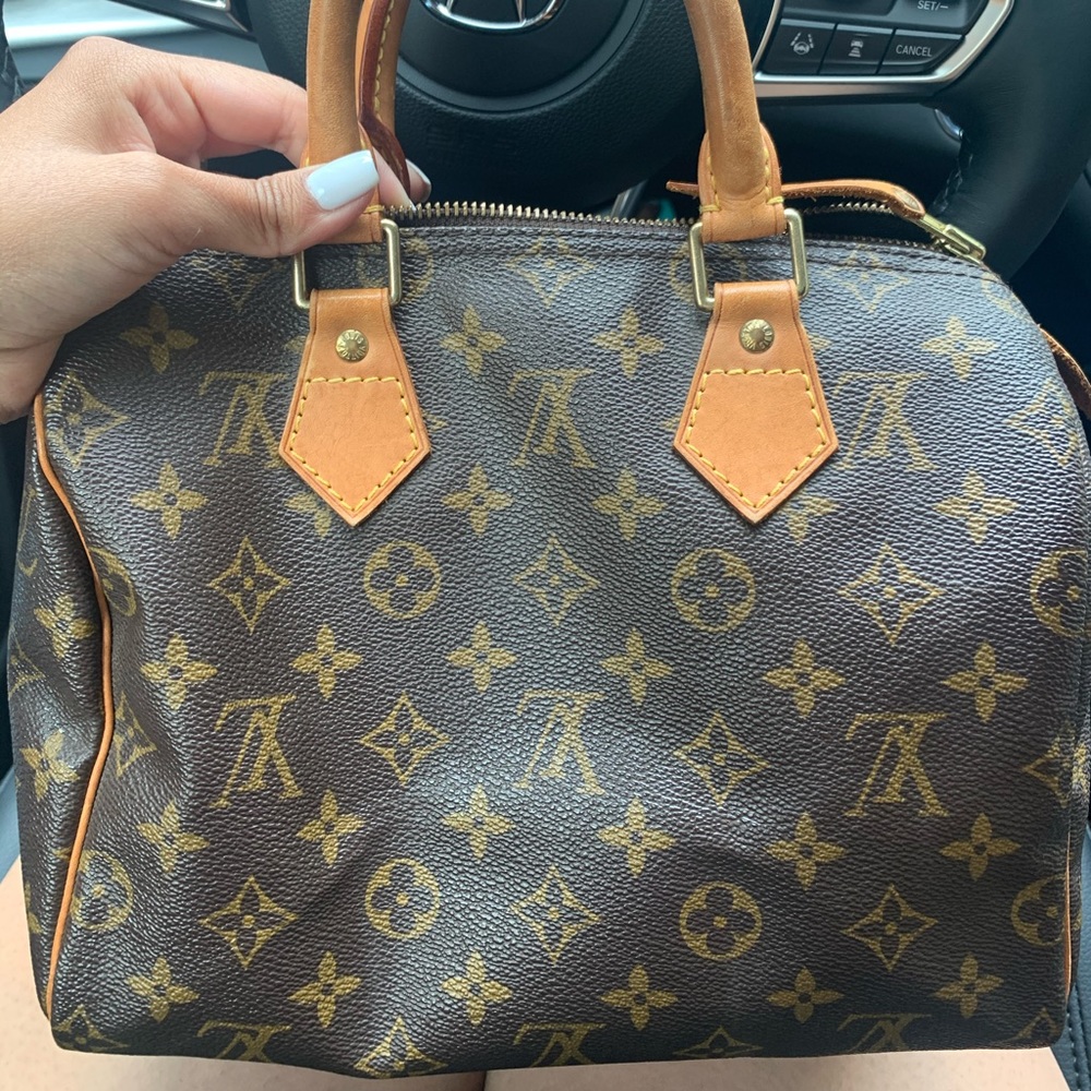 Authenticated Louis Vuitton speedy 25